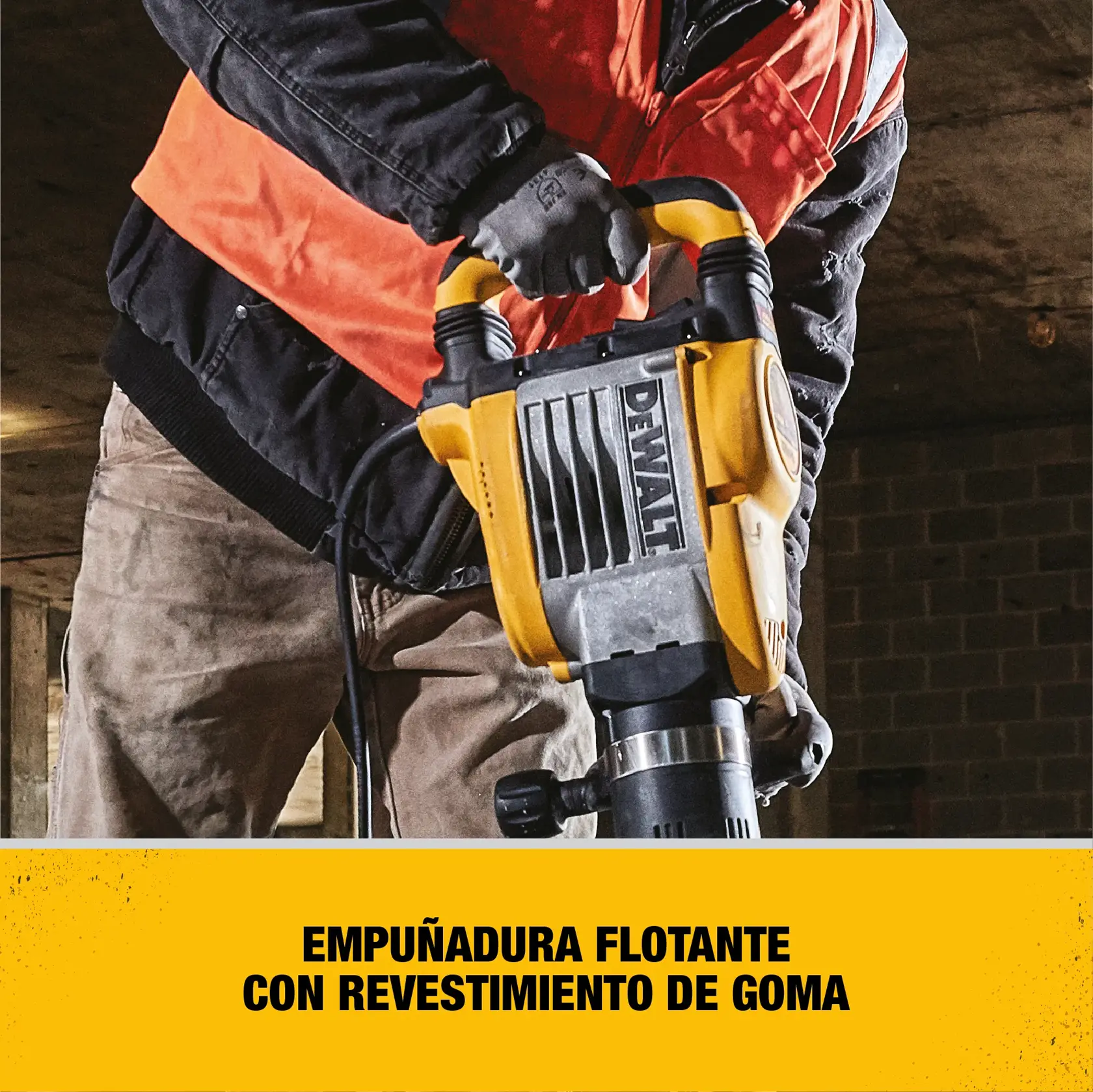 Una persona con guantes de trabajo y chaleco de seguridad está usando un martillo demoledor DEWALT con empuñadura flotante revestida de goma, en un entorno de construcción. Se destaca la característica del producto 'empuñadura flotante con revestimiento de goma' en el texto en español.