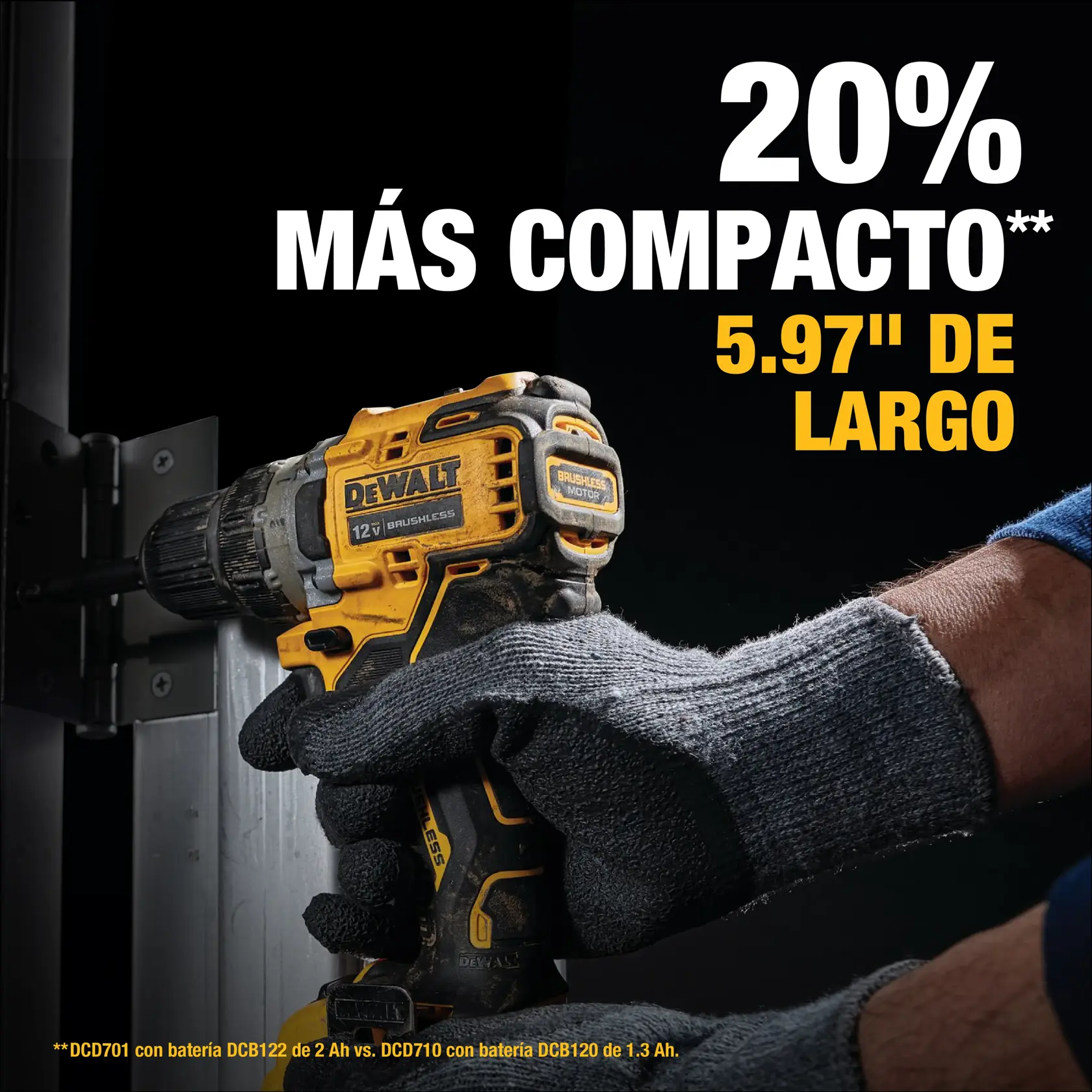 Una persona con guantes grises está usando un taladro DEWALT con motor brushless de 12V para trabajar en una bisagra metálica. El texto promocional resalta que la herramienta es 20% más compacta, con una longitud de 5.97 pulgadas.