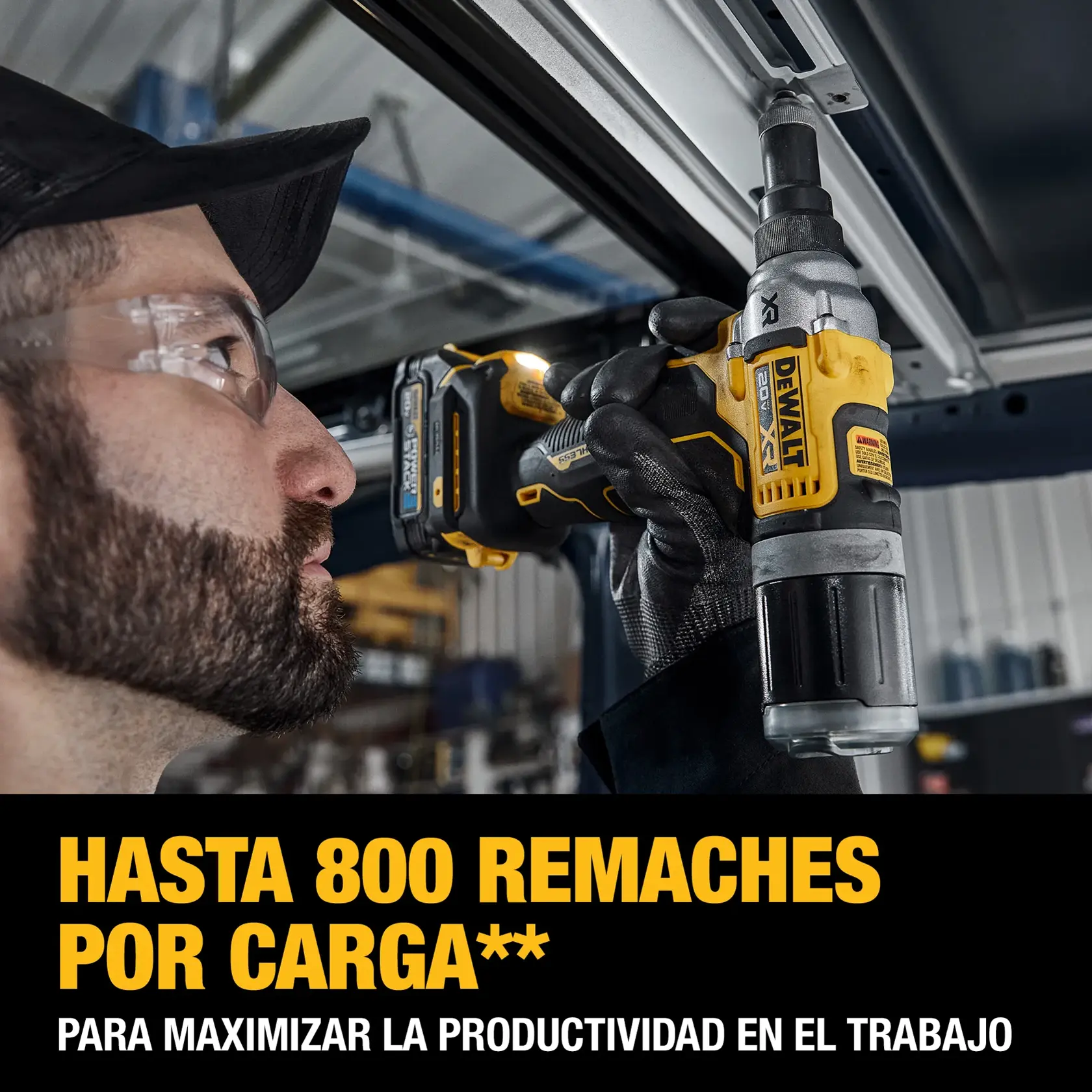 Trabajador usando remachadora DEWALT DCF414. Texto: hasta 800 remaches por carga para productividad.