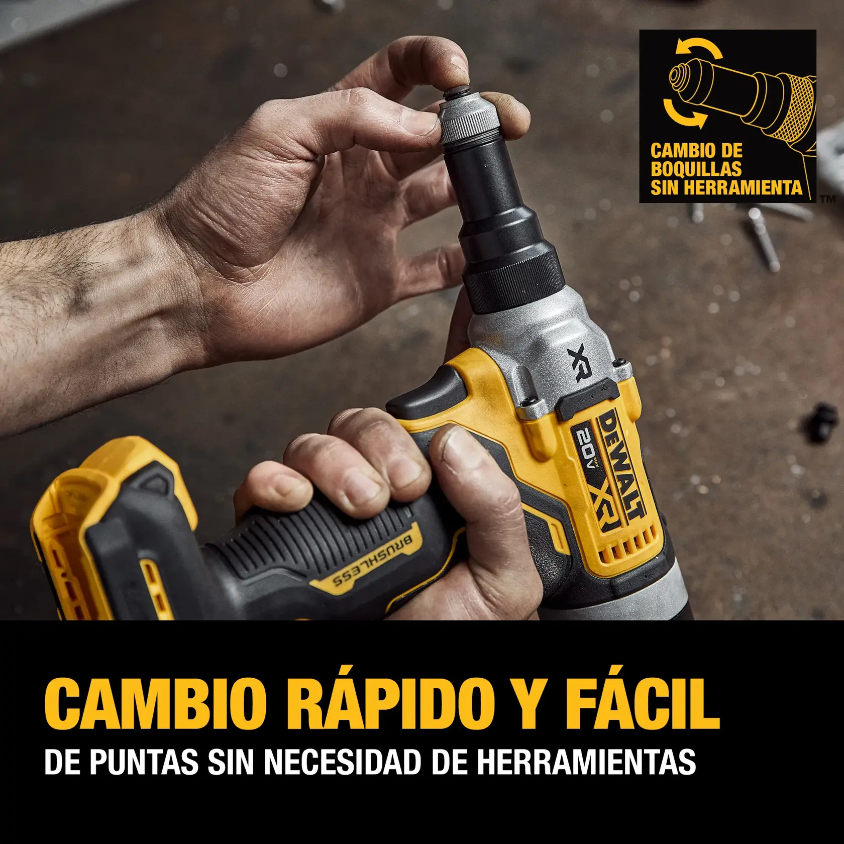 Manos cambiando puntas en herramienta DEWALT XR amarilla, destaca cambio de puntas rápido y fácil sin herramientas.
