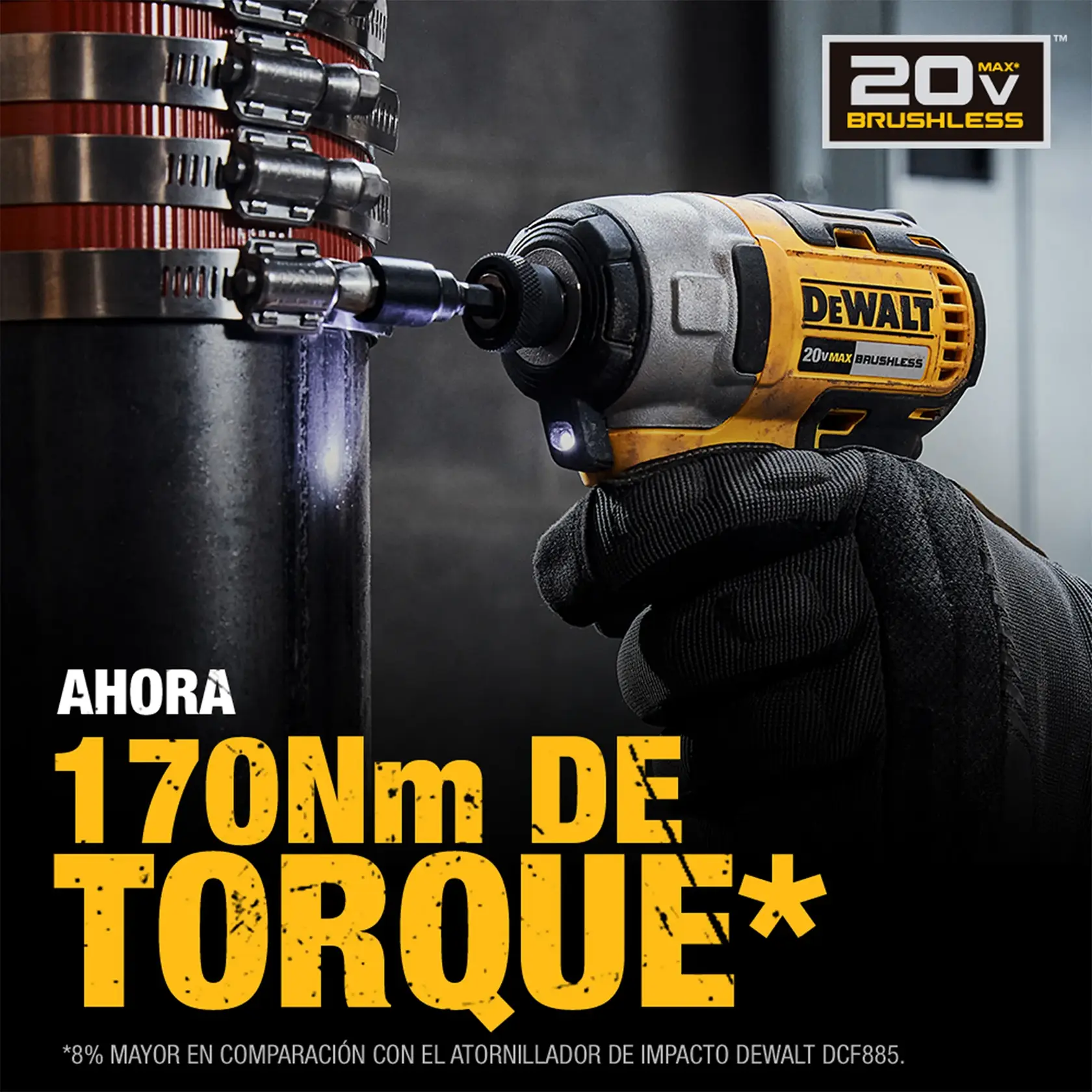 Un atornillador de impacto DEWALT 20V MAX brushless está siendo utilizado en una tubería de metal con varias abrazaderas. La herramienta está operada por una persona con guantes negros. Un texto grande destaca '170Nm de torque'.