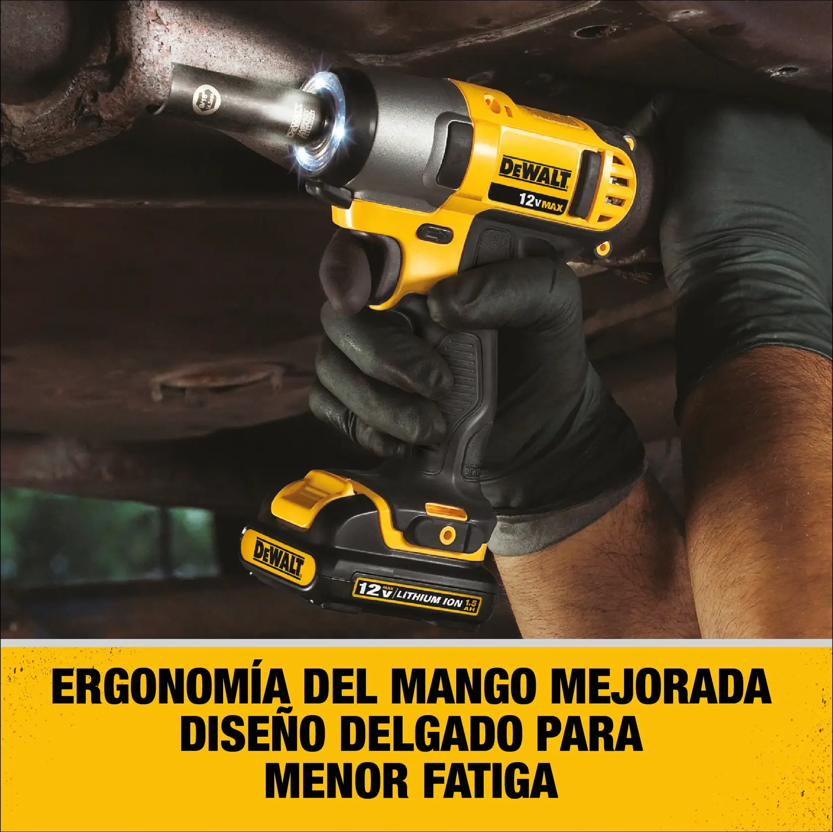 Una persona con guantes negros utiliza una llave de impacto inalámbrica DEWALT 12V MAX bajo un vehículo. La luz LED de la herramienta está encendida, mostrando el mango ergonómico mejorado y el diseño delgado para menor fatiga. El texto amarillo en la parte inferior destaca estas características.