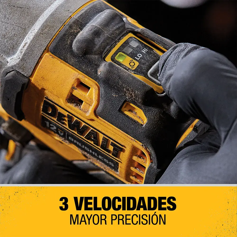 Imagen en primer plano de una herramienta eléctrica DEWALT manipulada por una persona con guantes negros. La herramienta muestra un panel de control para ajustar la velocidad. El texto en la parte inferior dice: '3 velocidades, mayor precisión.'