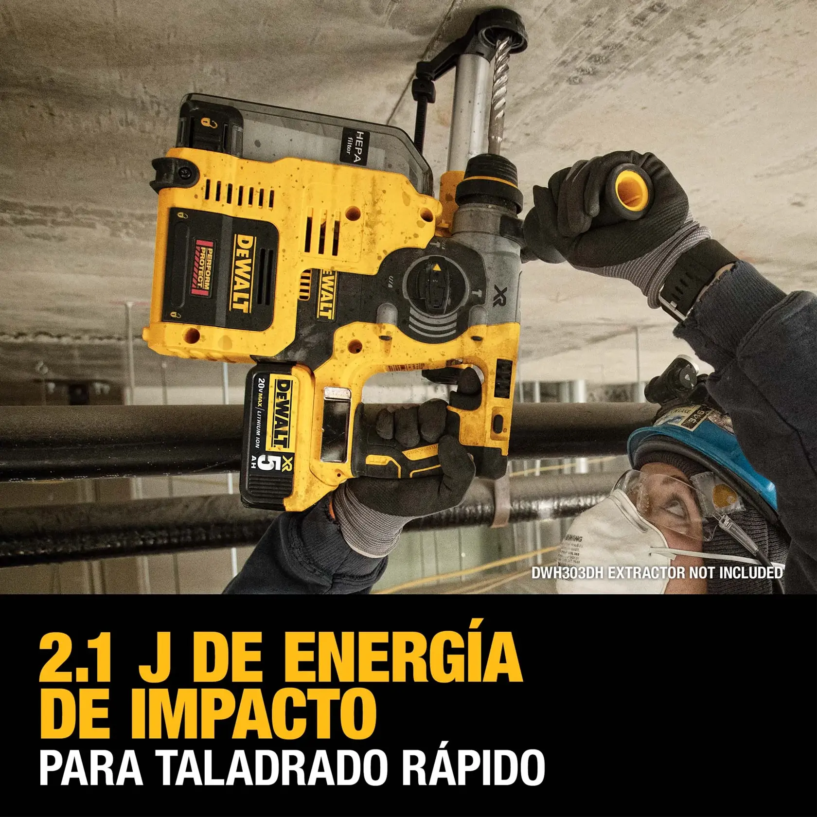 Una persona utiliza un martillo rotativo DEWALT amarillo y negro para perforar un techo de concreto. Lleva equipo de protección, incluyendo guantes, mascarilla y gafas. El texto dice '2.1 J de energía de impacto para taladrado rápido.' El extractor DWH303DH no está incluido.