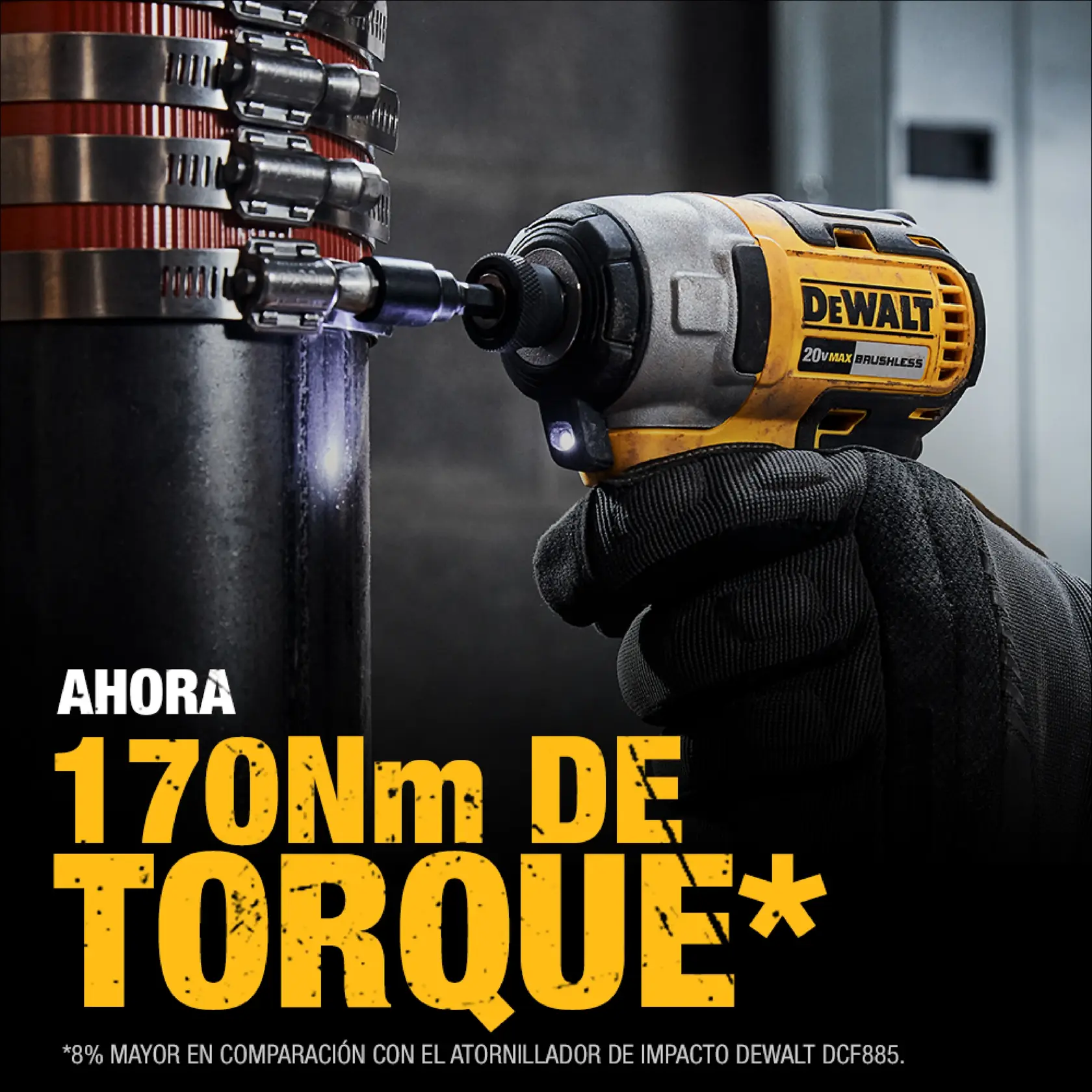 Primer plano de una mano enguantada sosteniendo un atornillador de impacto DEWALT 20V Max brushless, ajustando abrazaderas metálicas en una tubería grande. La imagen resalta la potencia de torque del producto con texto en negrita que dice 'AHORA 170Nm DE TORQUE'. En la parte inferior, un texto pequeño indica que el torque es 8% mayor en comparación con el atornillador de impacto DEWALT DCF885.