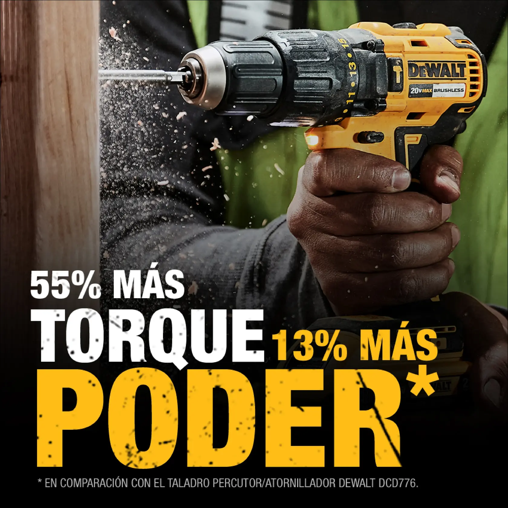 Una persona está usando un taladro DEWALT 20V MAX sin escobillas para perforar madera. El texto promocional en la imagen resalta '55% más torque' y '13% más poder' en comparación con el taladro DEWALT DCD776.