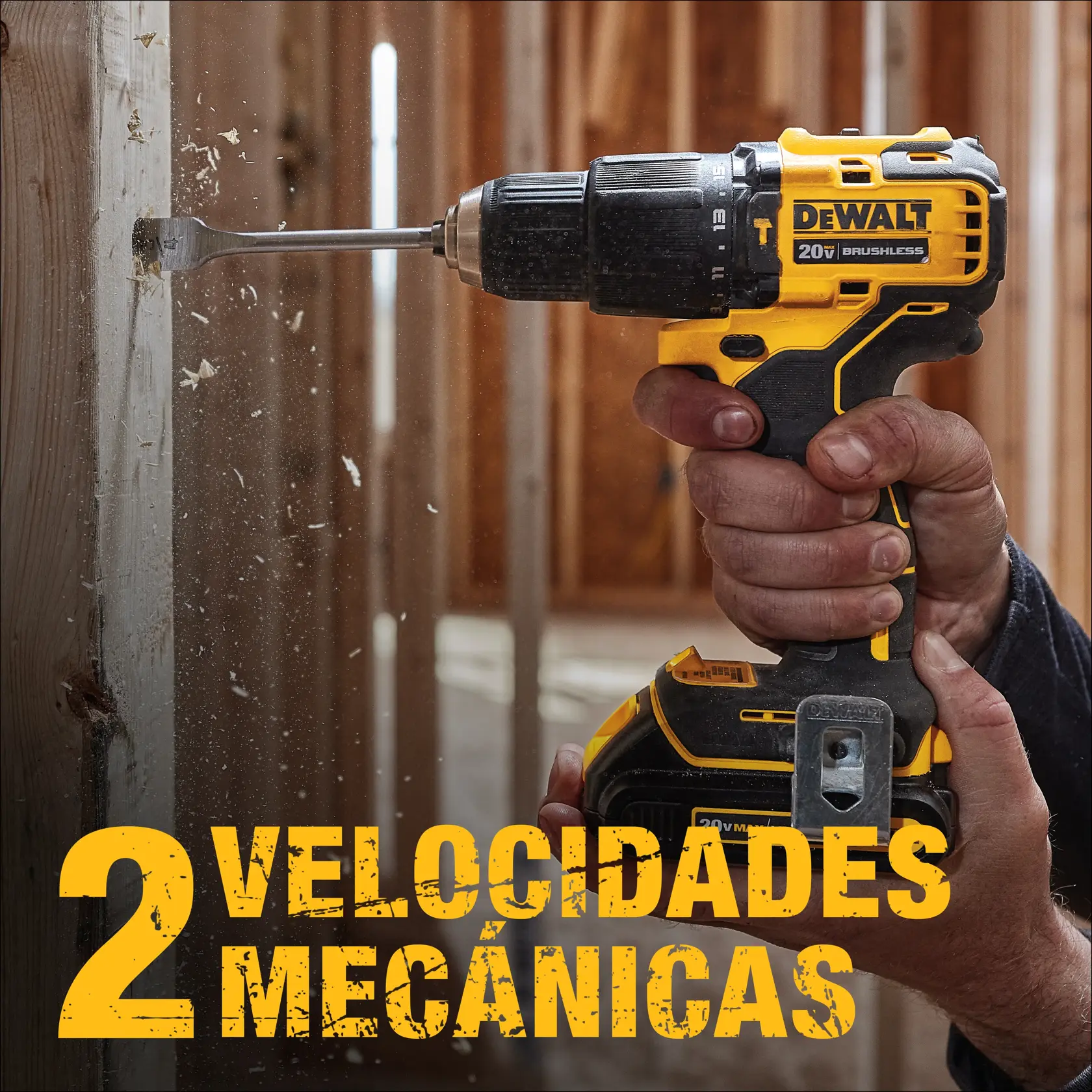 Primer plano de una persona usando un taladro inalámbrico DEWALT amarillo y negro 20V brushless para hacer un agujero en una viga de madera. El aserrín sale volando del taladro. El texto en español en la imagen dice '2 velocidades mecánicas.'