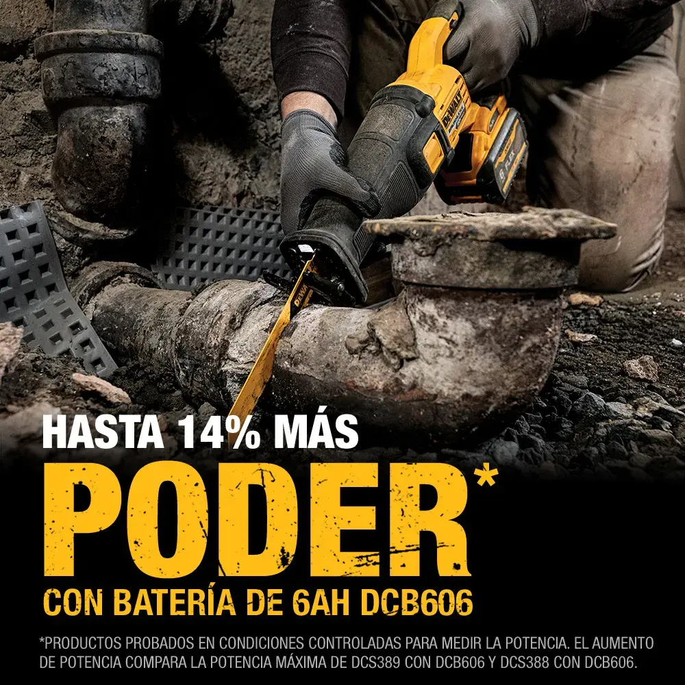 Una persona usando una sierra recíproca inalámbrica DEWALT para cortar una tubería oxidada. La imagen destaca el aumento de poder con la batería de 6Ah DCB606, mostrando condiciones de trabajo difíciles.