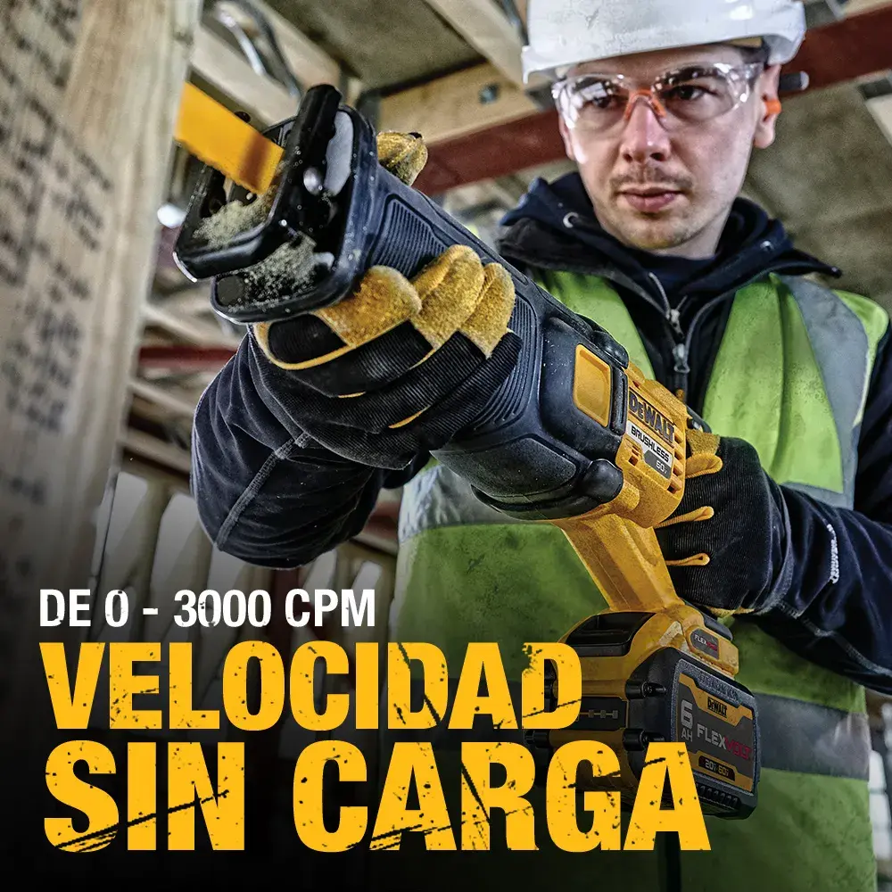 Una persona con equipo de seguridad y guantes sostiene una sierra recíproca inalámbrica DEWALT en un sitio de construcción. El texto en la imagen dice 'De 0 - 3000 CPM' y 'Velocidad sin carga'.