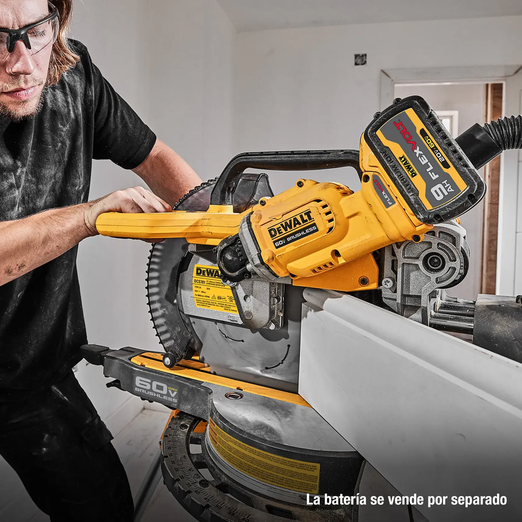 Persona usa sierra de inglete inalámbrica DEWALT DCS781B para cortar madera. La batería se vende aparte.