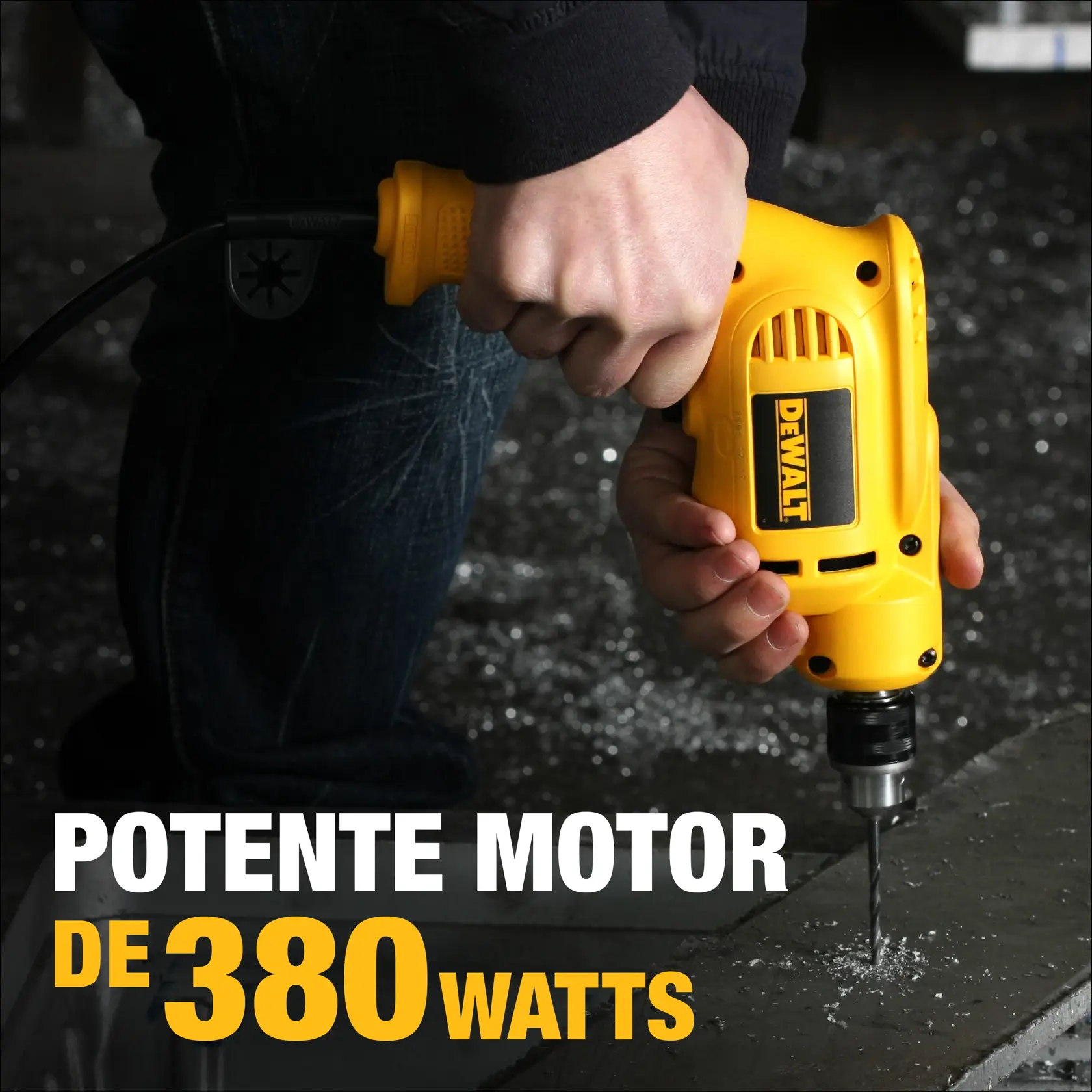Una persona usa un taladro eléctrico amarillo DEWALT para perforar una superficie de concreto. El taladro muestra la marca y un potente motor de 380 watts, destacado por el texto en la imagen.