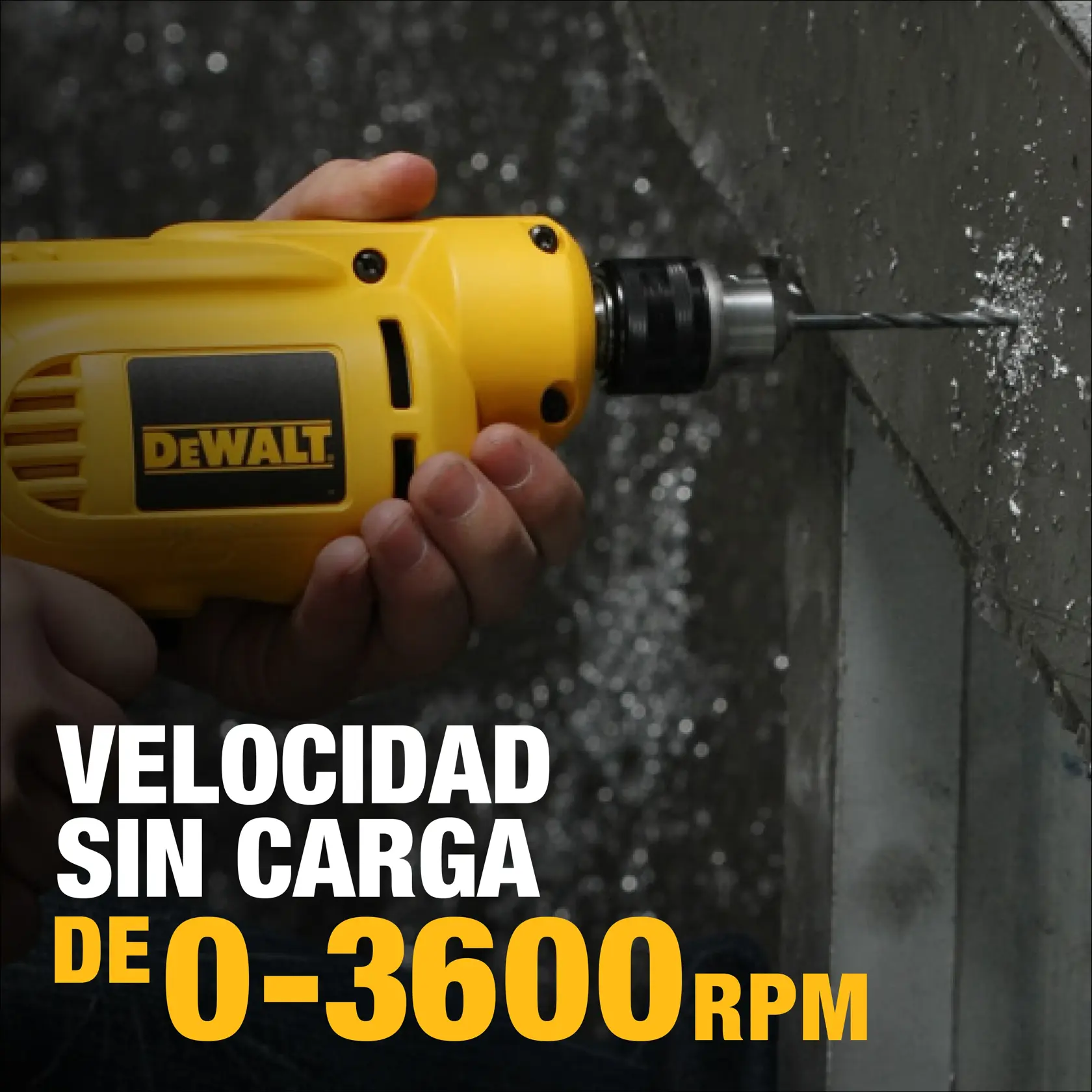 Un taladro eléctrico amarillo DEWALT se utiliza para perforar una pared de concreto, con polvo y residuos visibles alrededor de la broca. El texto en la imagen destaca la velocidad sin carga de 0-3600 RPM.