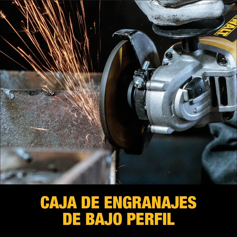 Una amoladora angular DEWALT cortando metal, creando chispas. La imagen destaca la característica de caja de engranajes de bajo perfil de la herramienta.