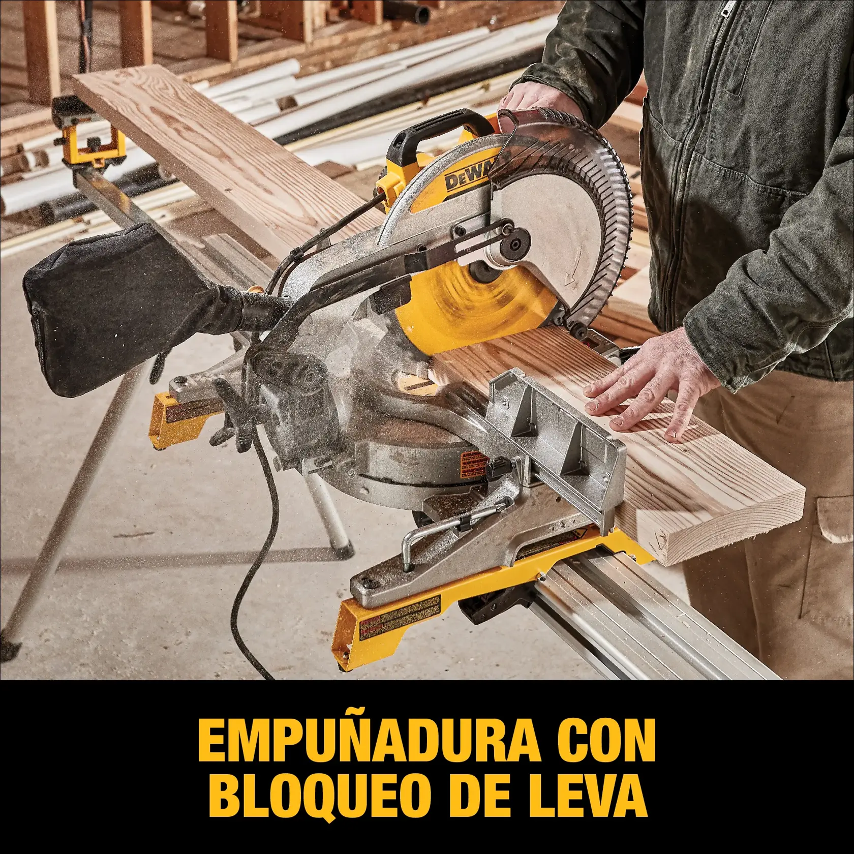 Una persona utiliza una sierra ingletadora DEWALT para cortar una pieza de madera en un taller. La imagen muestra la sierra en acción y resalta la característica de empuñadura con bloqueo de leva.