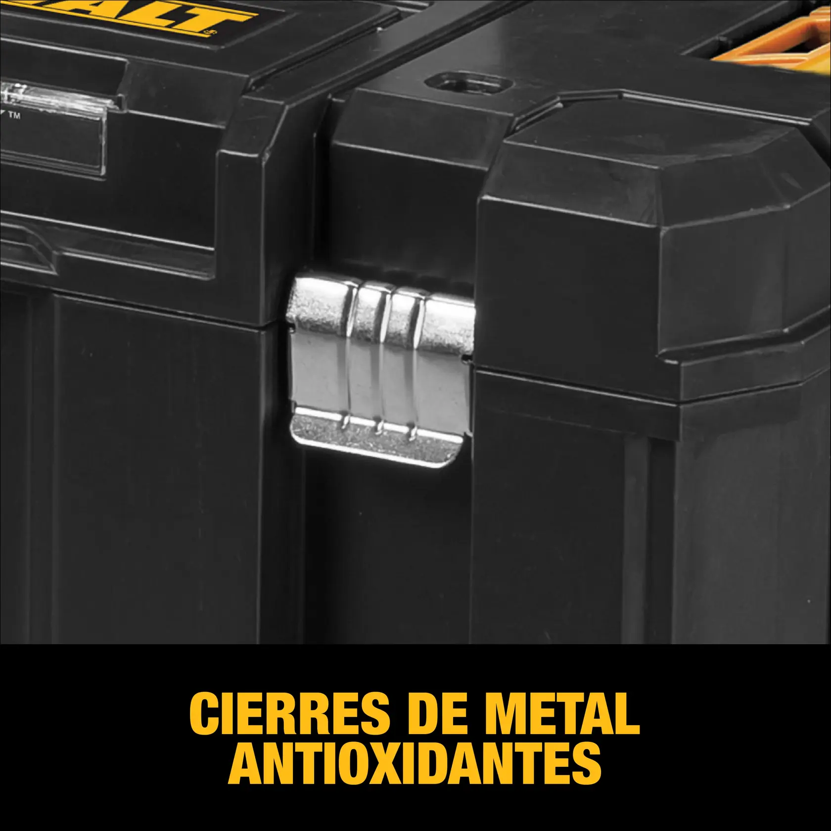Caixa de ferramentas DEWALT preta com alça retrátil e duas rodas, projetada para facilitar o transporte e armazenar ferramentas e equipamentos com segurança.