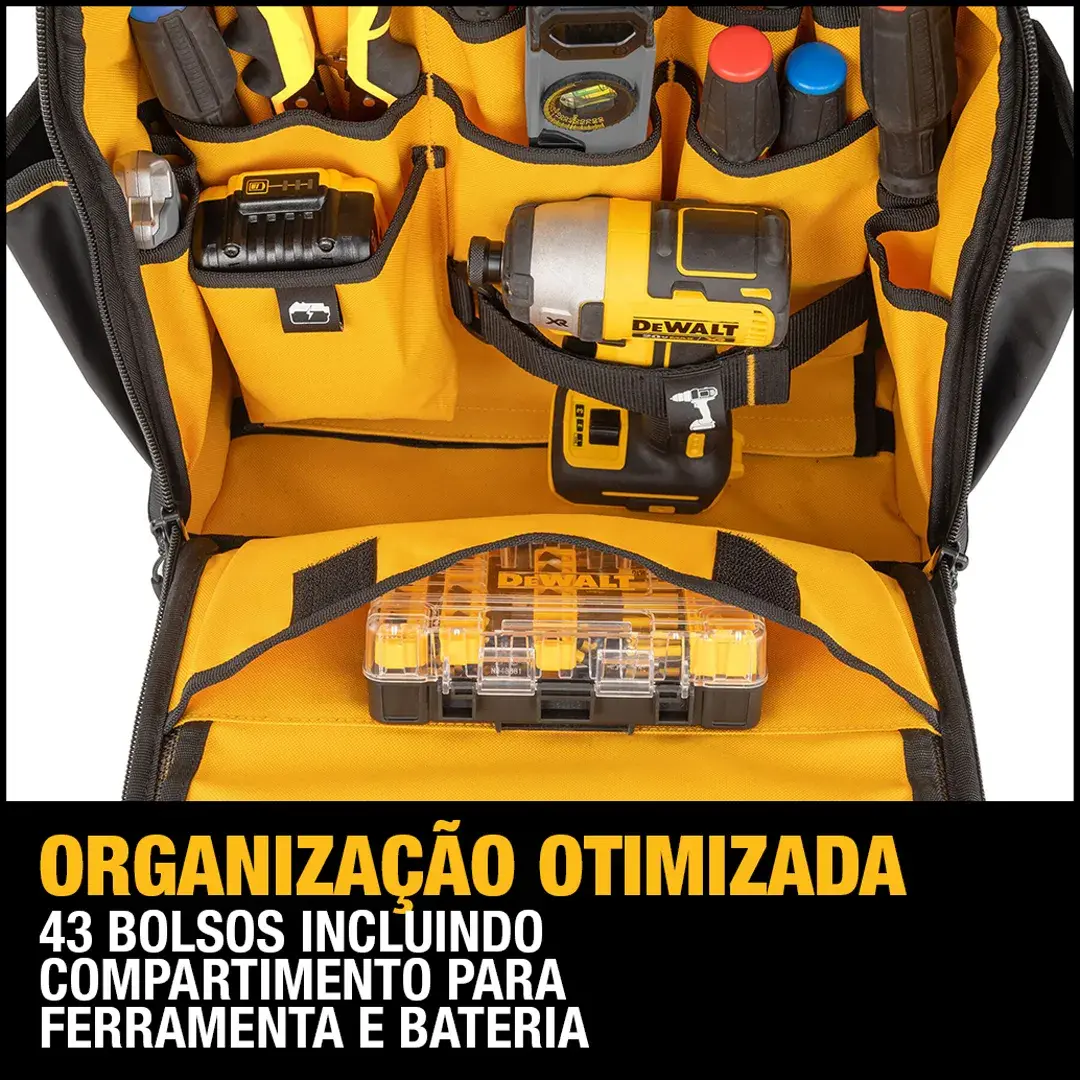 Uma mochila de ferramentas DEWALT com vários compartimentos e ferramentas organizadas, sendo usada em um canteiro de obras. Uma pessoa está colocando um tablet na mochila.