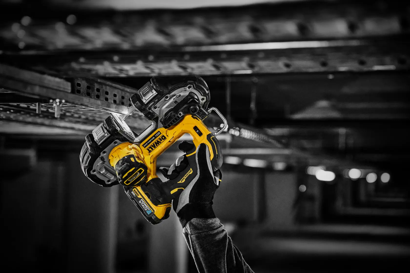 Una batería de ion de litio DEWALT XR 20V, de color amarillo y negro, diseñada para herramientas eléctricas.