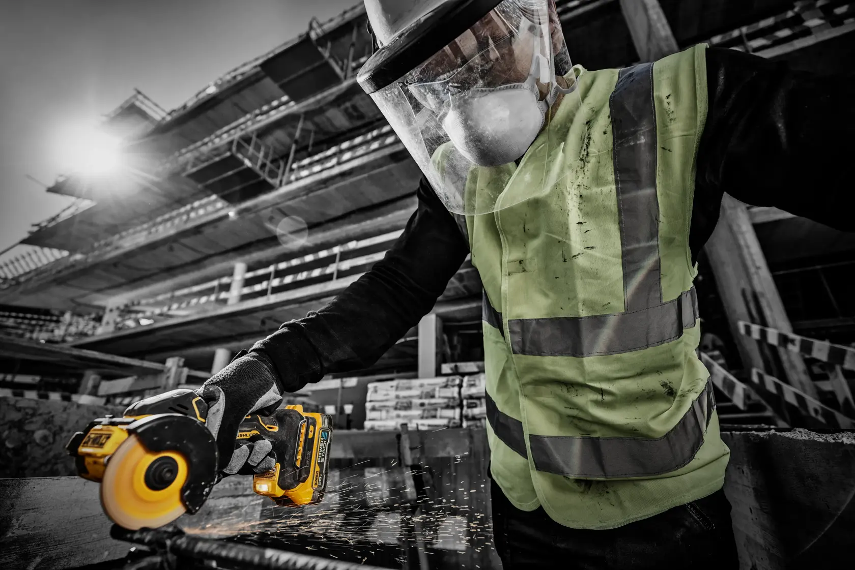 Una batería de ion de litio DEWALT 20V MAX XR, modelo DCBP034, mostrada en primer plano con carcasa amarilla y negra y el logo XR en el lateral.