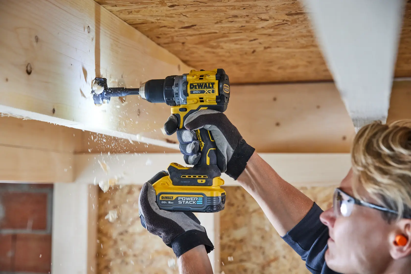 Uma bateria de íons de lítio DEWALT XR para ferramentas elétricas, nas cores amarela e preta, com capacidade de 20V Max e 5Ah claramente marcada na lateral.