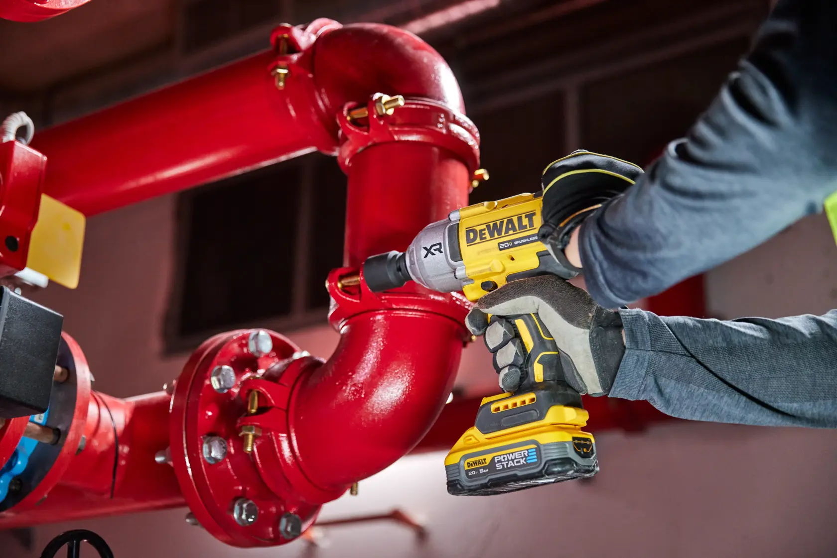 Uma bateria de íon de lítio DEWALT 20V XR 5Ah, mostrada de frente com design amarelo e cinza. A bateria é destinada para ferramentas elétricas.