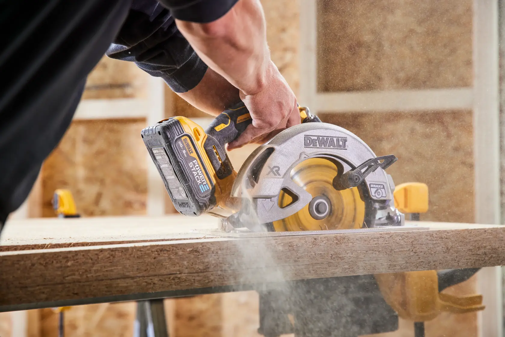 Um pacote de bateria recarregável DEWALT XR 20V de íon de lítio 5Ah, amarelo e cinza, projetado para ferramentas elétricas.