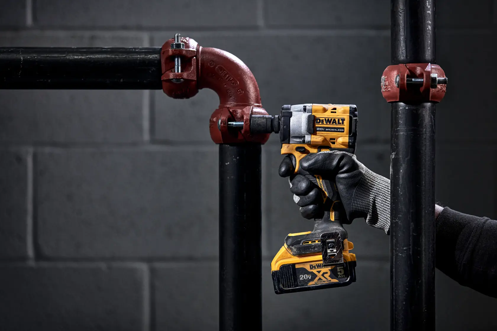Una llave de impacto inalámbrica DEWALT 20V brushless, mostrada de pie sobre un fondo blanco. La herramienta es de color negro y amarillo con un clip de metal adjunto cerca de la base.