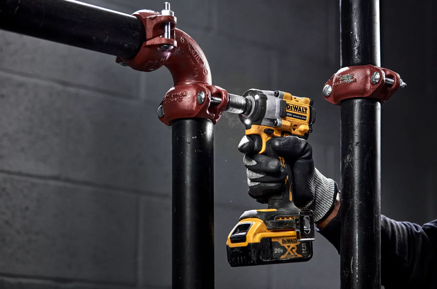 Llave de impacto inalámbrica DEWALT 20V brushless, modelo DCF922B, con mango ergonómico negro y amarillo y clip de metal para cinturón. La batería no está colocada.