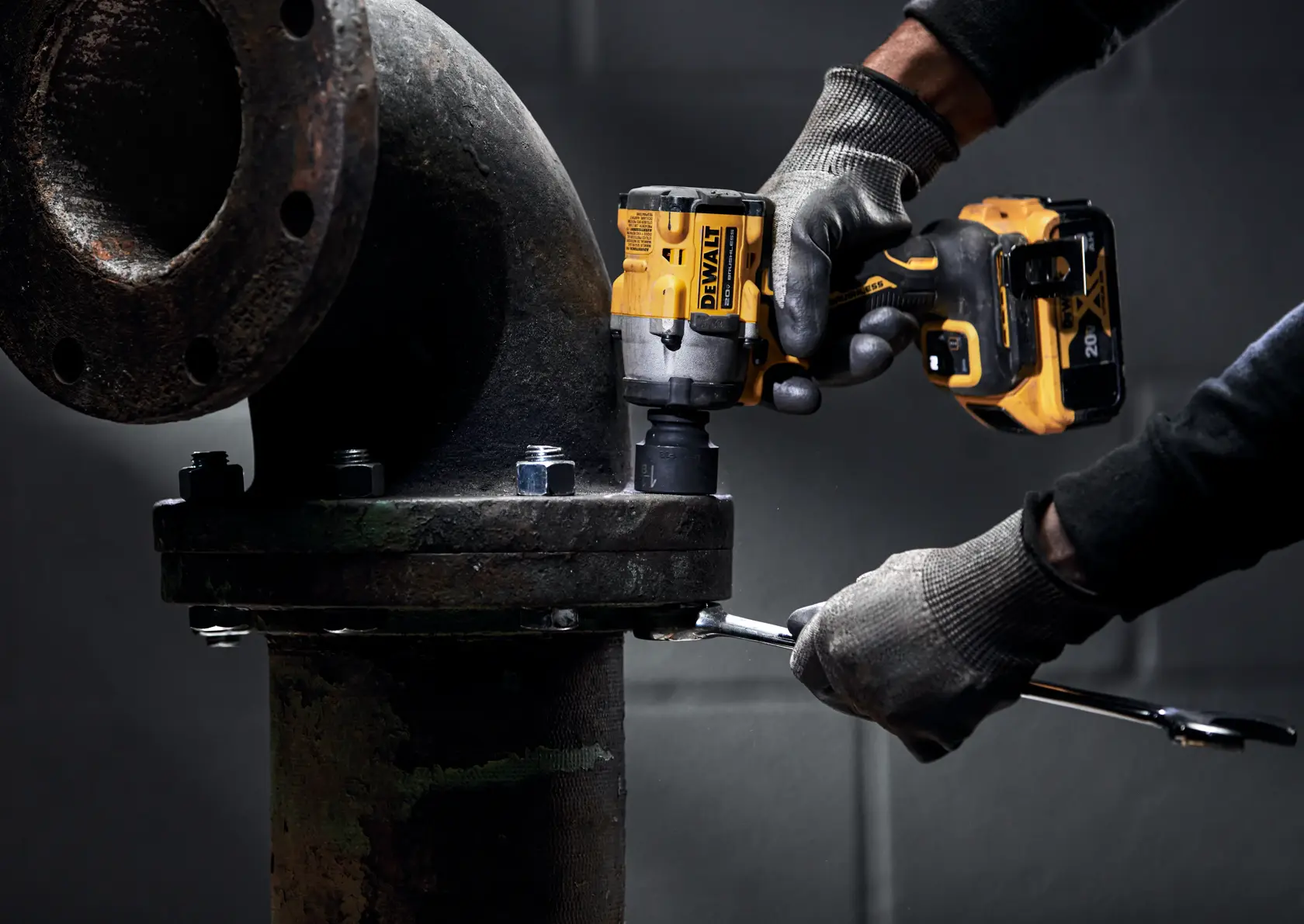 Una llave de impacto inalámbrica DEWALT, modelo DCF922B, con diseño negro y amarillo y tecnología sin escobillas, mostrada de lado sobre un fondo blanco.