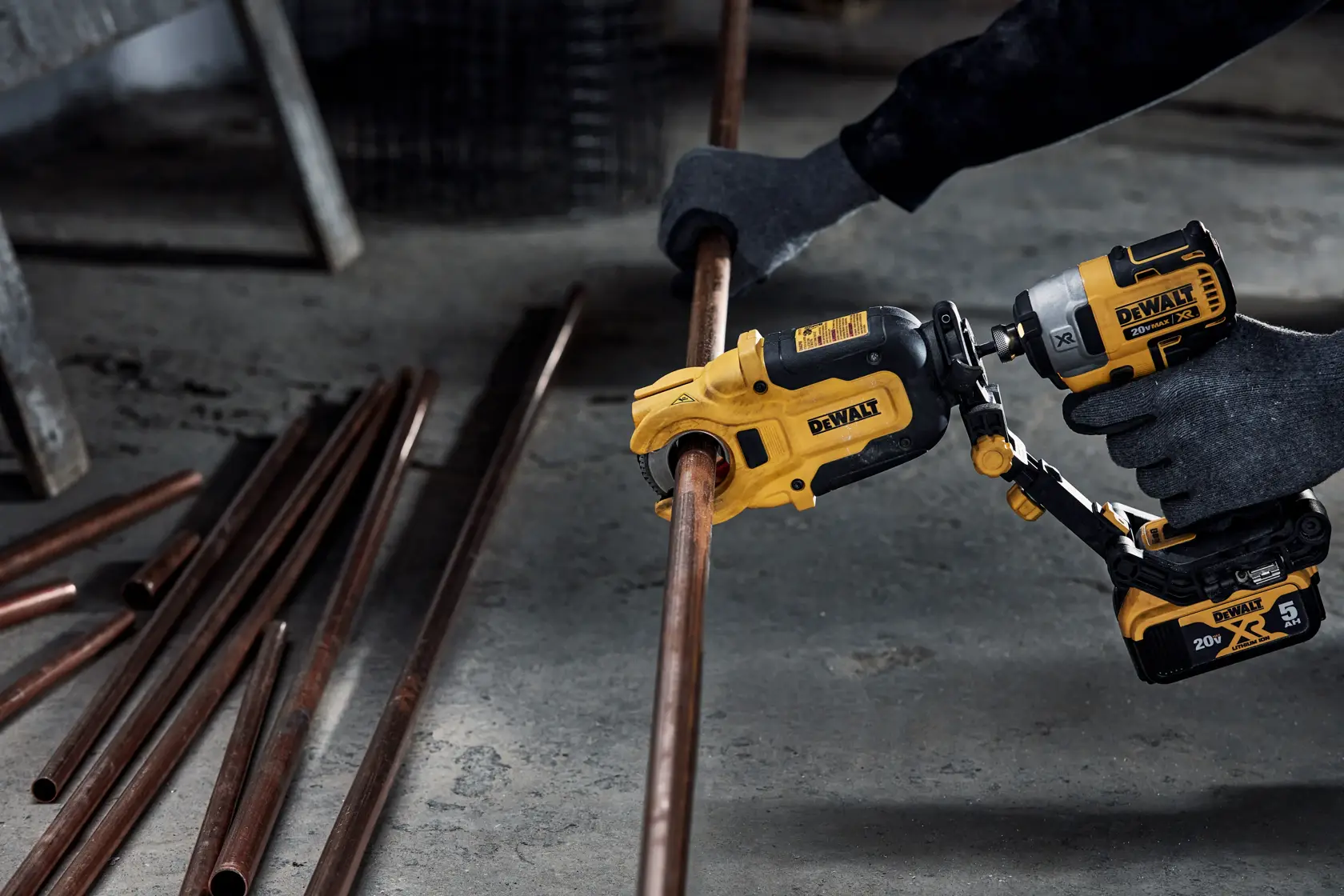 Imagen en primer plano de un adaptador de montaje para cámara con la marca DEWALT. El dispositivo es amarillo y negro, tiene perillas y abrazaderas ajustables, y está diseñado para sujetar cámaras o accesorios de forma segura.