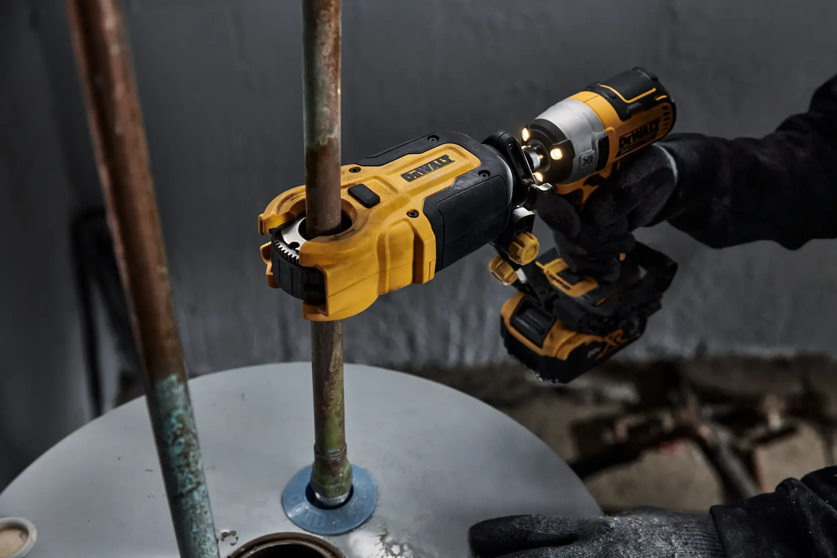 Una abrazadera de montaje para fotografía de la marca DEWALT, de color amarillo y negro, con un brazo ajustable, diseñada para sujetar y posicionar equipos.