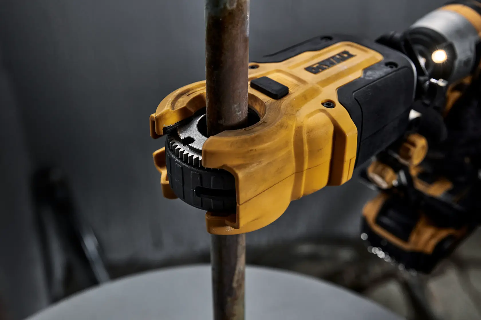 Una herramienta cortadora de cables DEWALT con carcasa amarilla y negra y mango ajustable, diseñada para uso profesional.