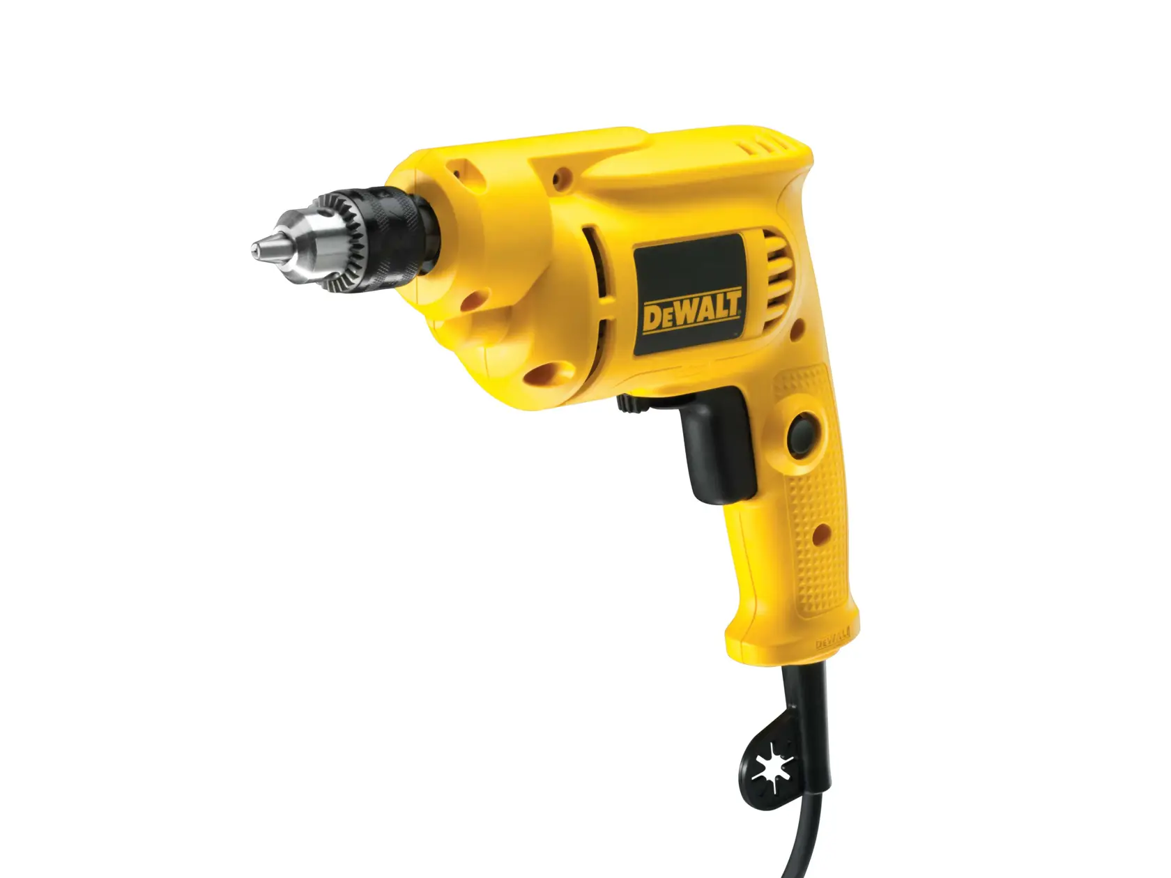 Un taladro eléctrico amarillo DEWALT con mango y cable negros, fotografiado sobre un fondo blanco.