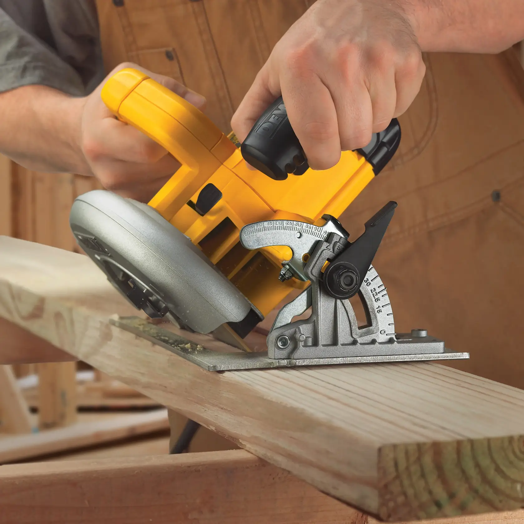 Persona corta una tabla de madera en ángulo con una sierra circular DEWALT amarilla en taller.
