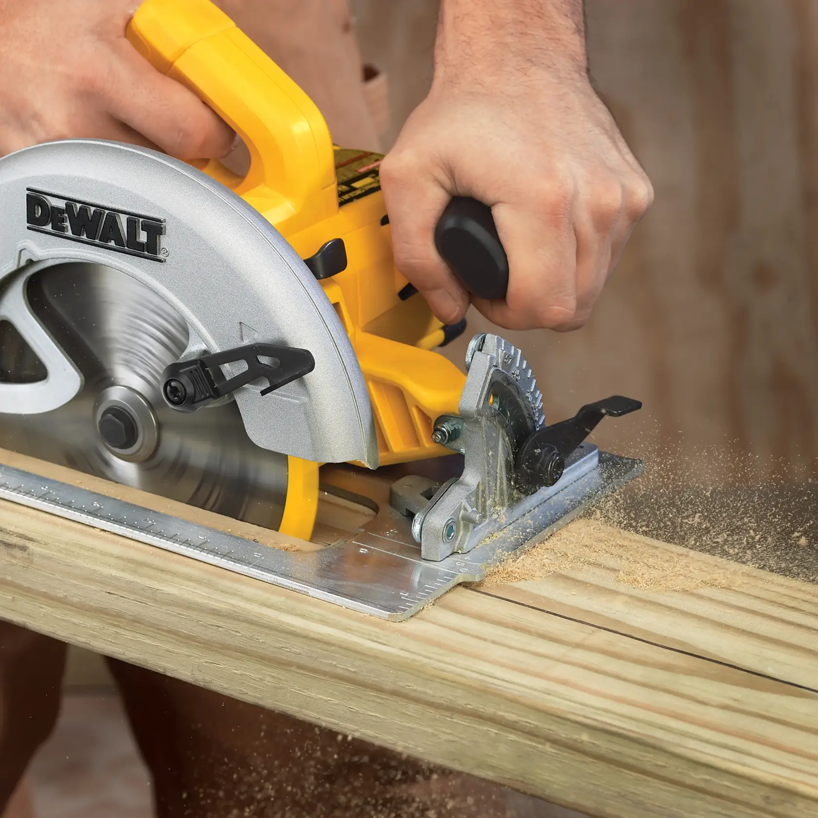 Persona usando una sierra circular DEWALT para cortar madera, aserrín vuela mientras la hoja corta.