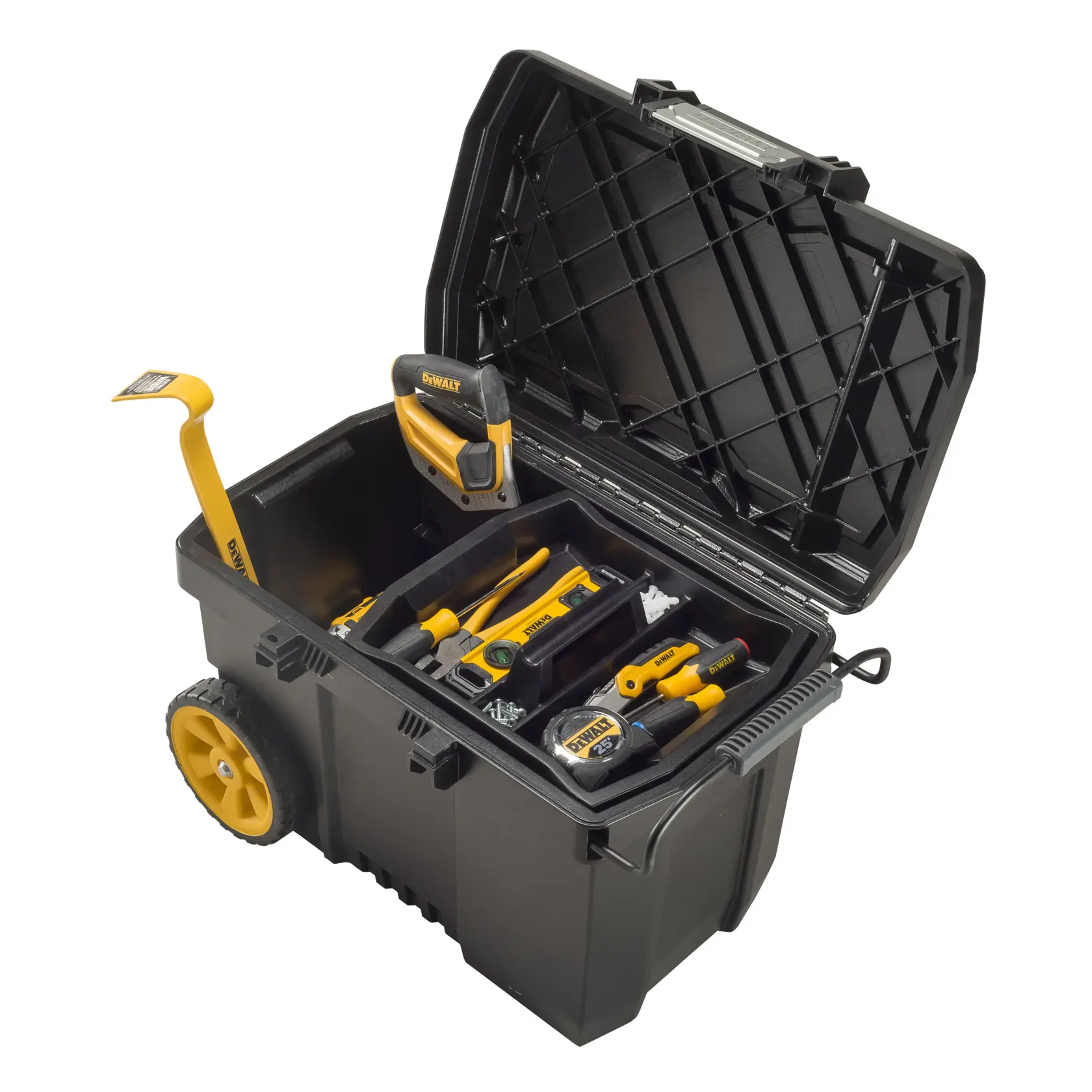 Caja de herramientas negra con ruedas y una tapa con bisagras abierta, que contiene varias herramientas manuales y accesorios amarillos y negros, incluyendo una cinta métrica, martillo, barra de uña y nivel. Las herramientas están organizadas en compartimentos extraíbles.